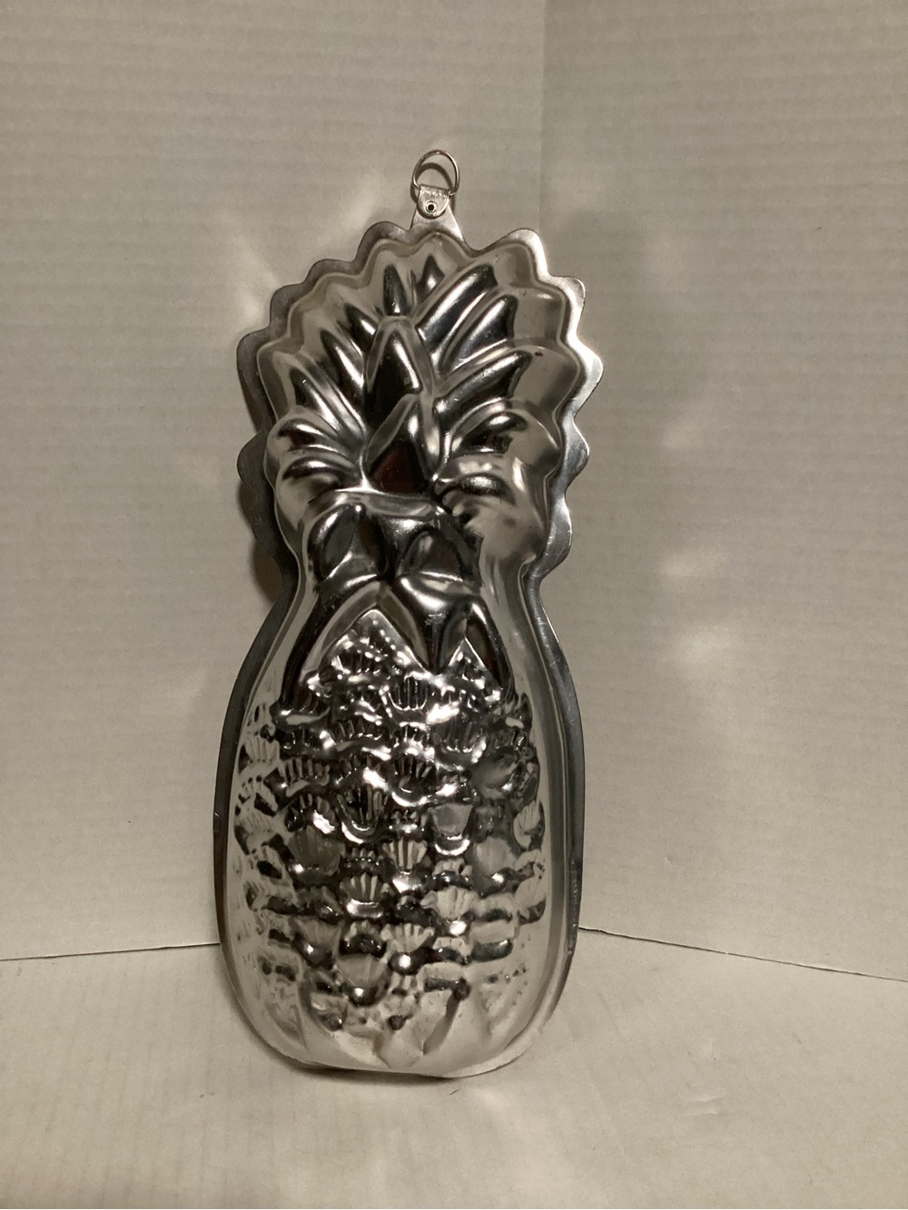 Pineapple-Shaped Baking Mold with hanging hooks – Silver Aluminum